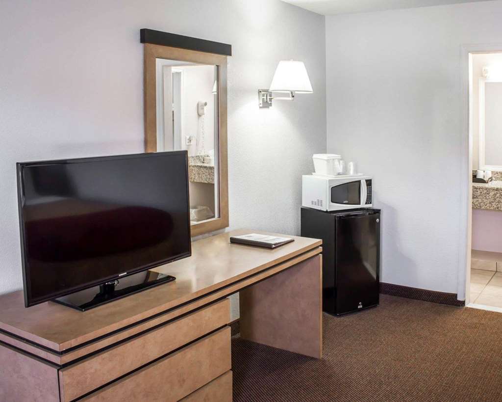 Econo Lodge Inn & Suites Colonie Center Mall - photo 6