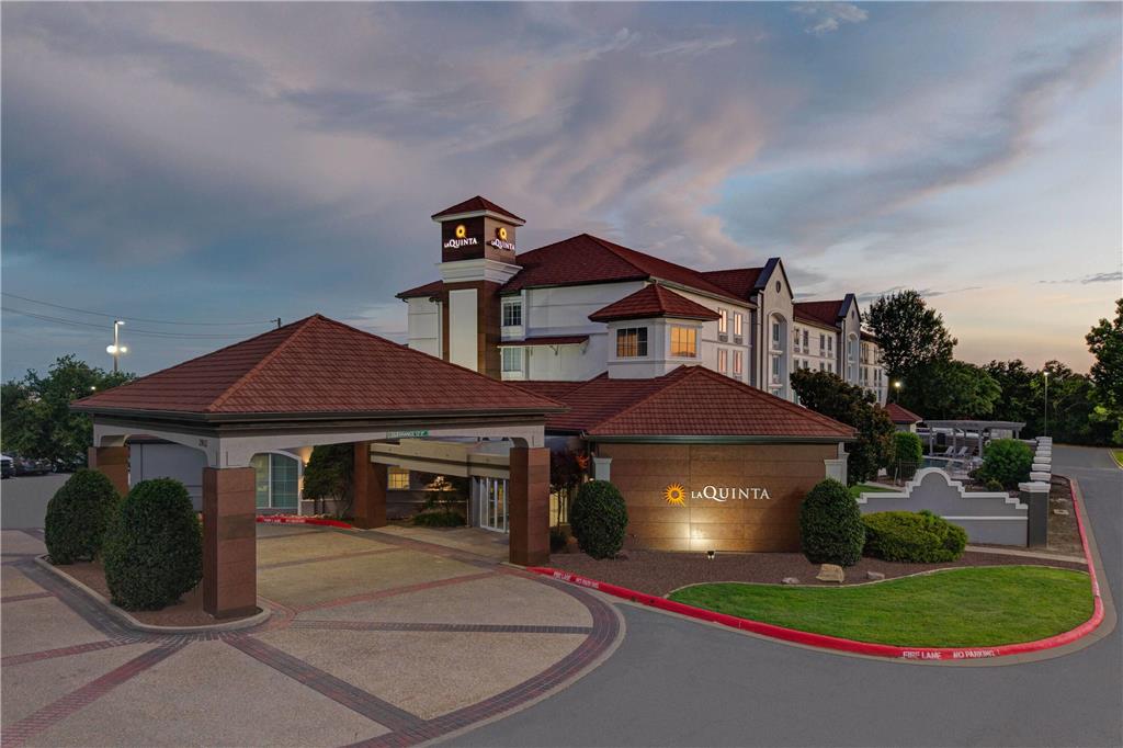 La Quinta Inn & Suites by Wyndham Sherman - photo 3