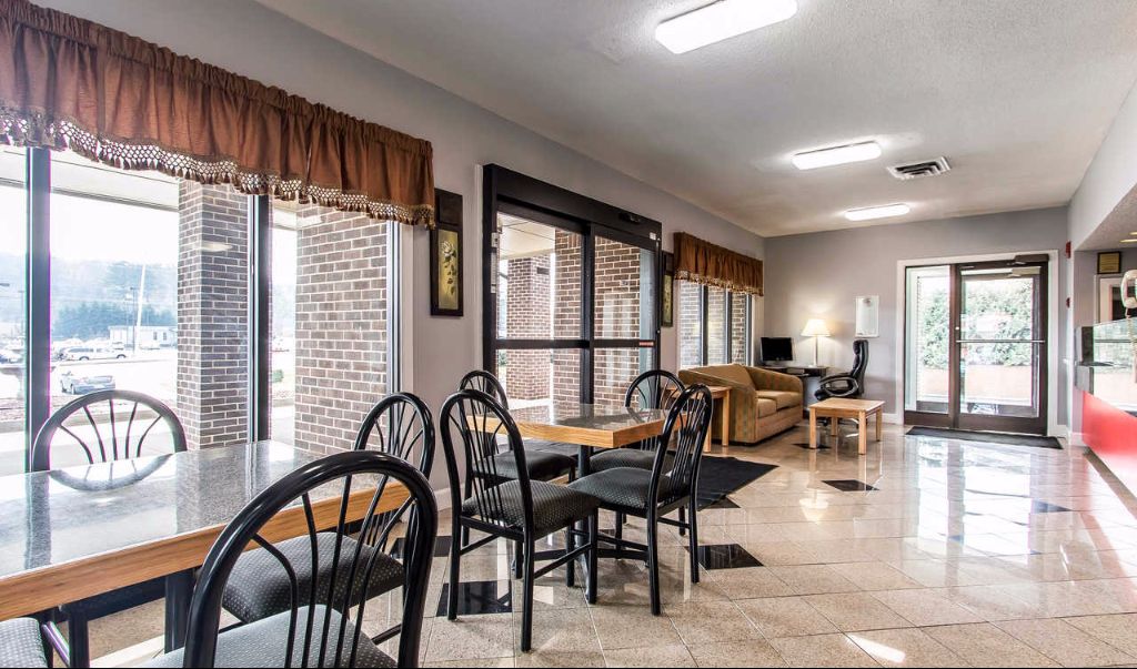 Econo Lodge Madison Airport - photo 29