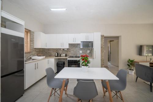 Self checkin Modern 2 Bedroom Retreat 103 — 4-Star Luxury Hotel in Nelspruit, South Africa
