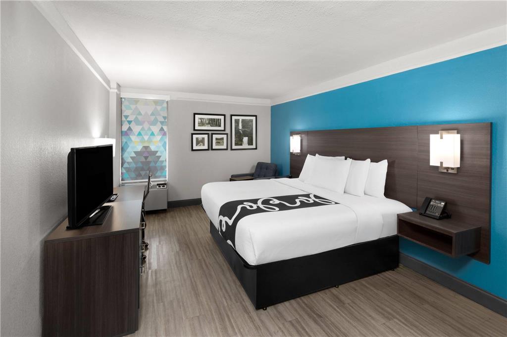 La Quinta Inn & Suites by Wyndham Houston Stafford Sugarland - photo 21