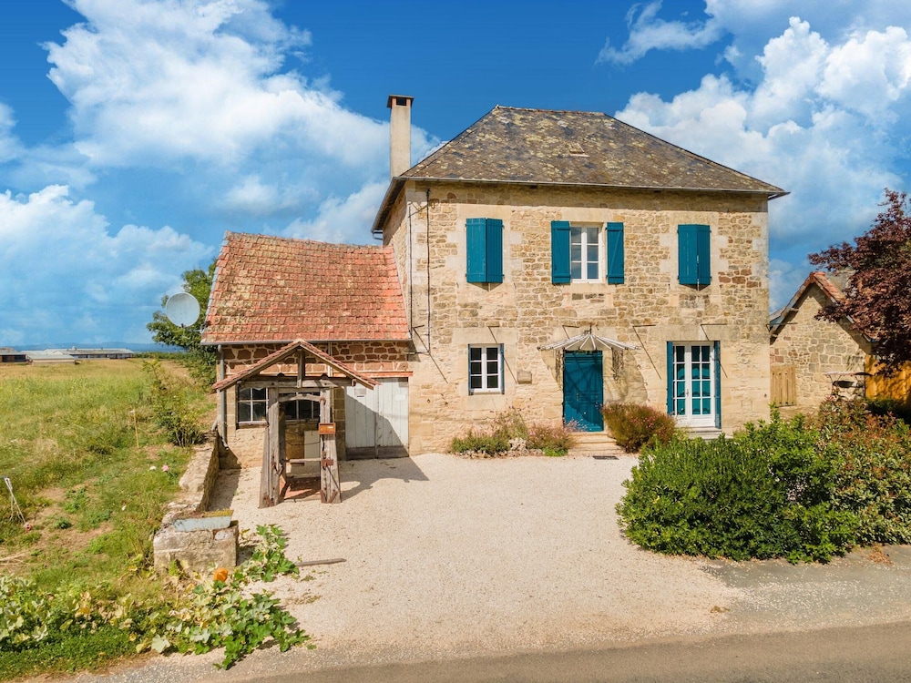 Holiday Home With Pool in Coubjours — 4-Star Luxury Hotel in Brive-La-Gaillarde, France