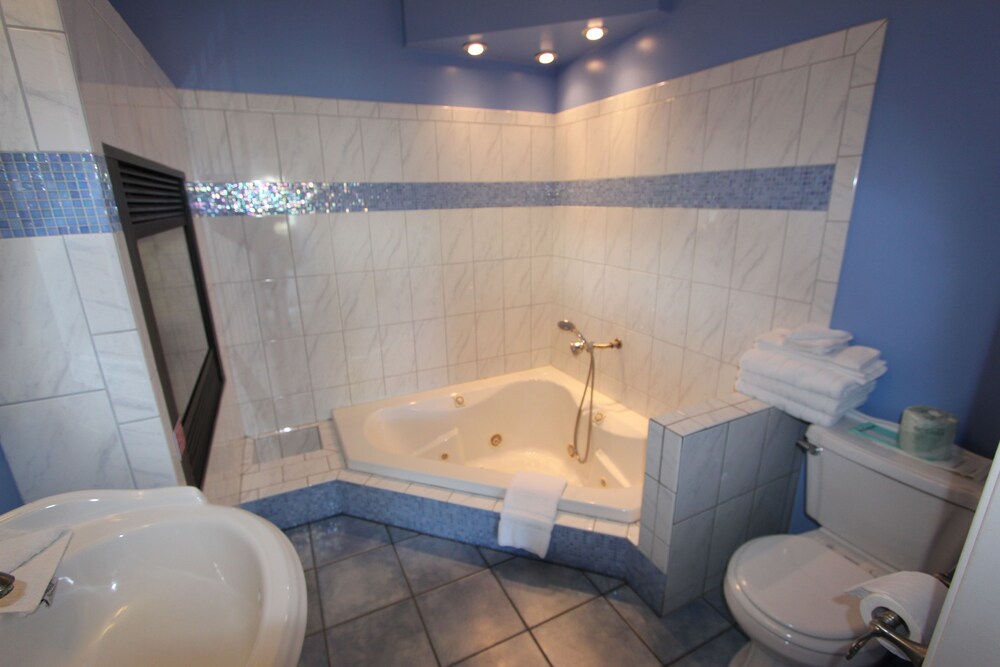 Edgewater Beach Inn - photo 19