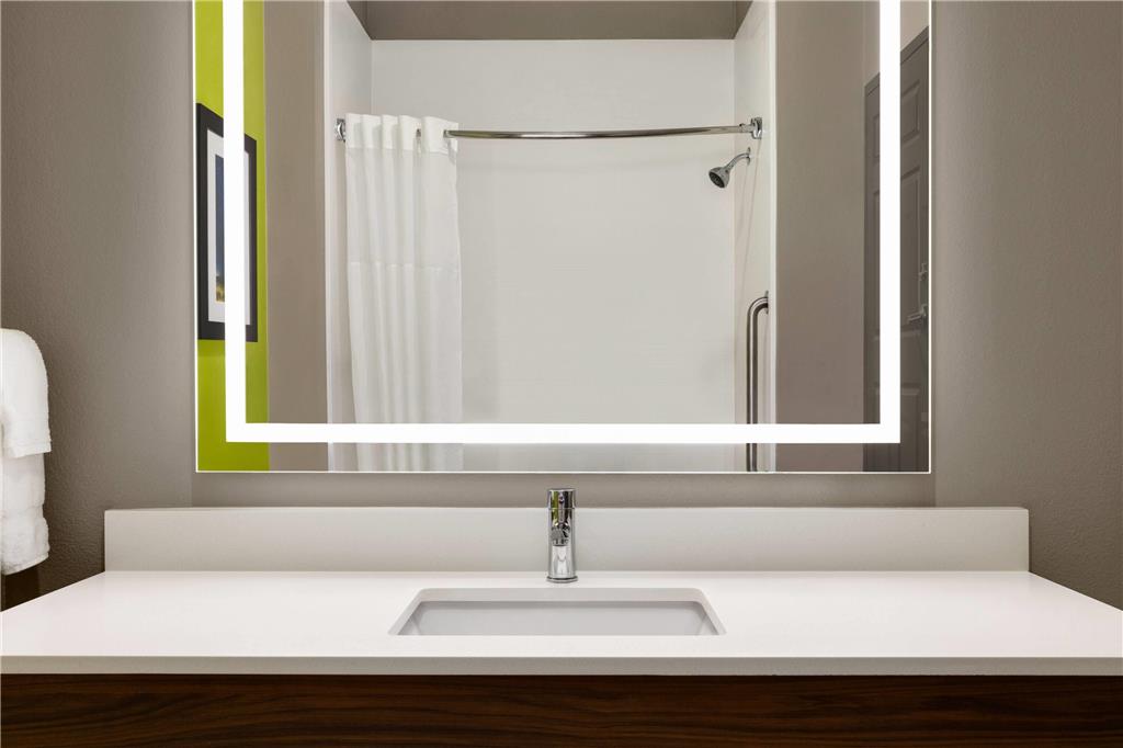 La Quinta Inn & Suites by Wyndham Shawnee - photo 20