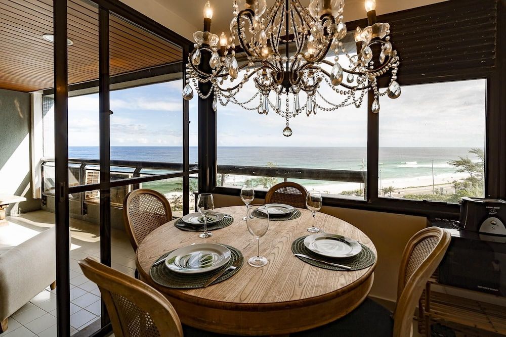 Vista De Cinema Do 19 Andar Da Praia Barra Da Tijuca Portaria 24H Estacionamento Wi Fi 35Mbps Ar Condicionado Banheiro Recem Reformado — 4-Star Luxury Hotel in Rio De Janeiro, Brasil