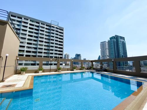 Upscale Expansive 2BR Ultra Fast Wifi Phrom Phong