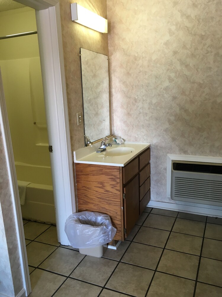 McCaig Motel - photo 11