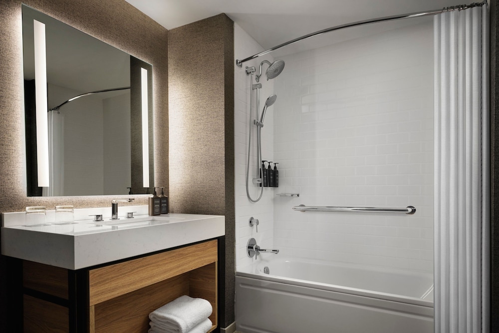 Sheraton Erie Bayfront Hotel - photo 17