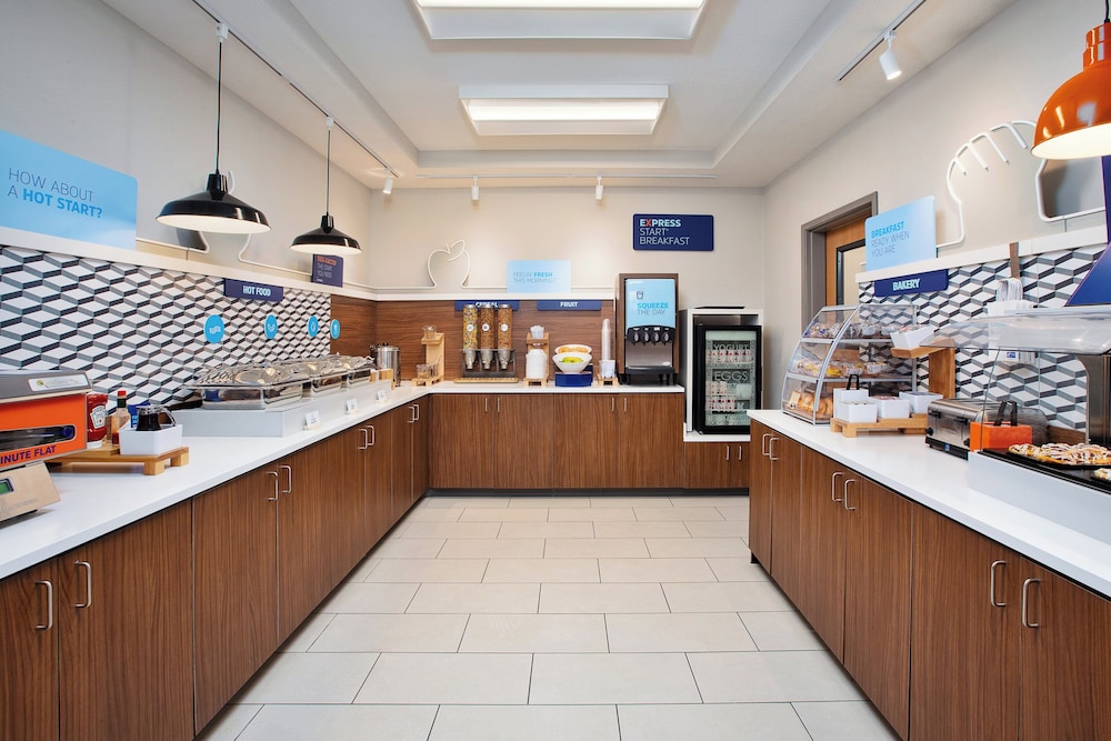 Holiday Inn Express Hotel & Suites Defiance by IHG - photo 23