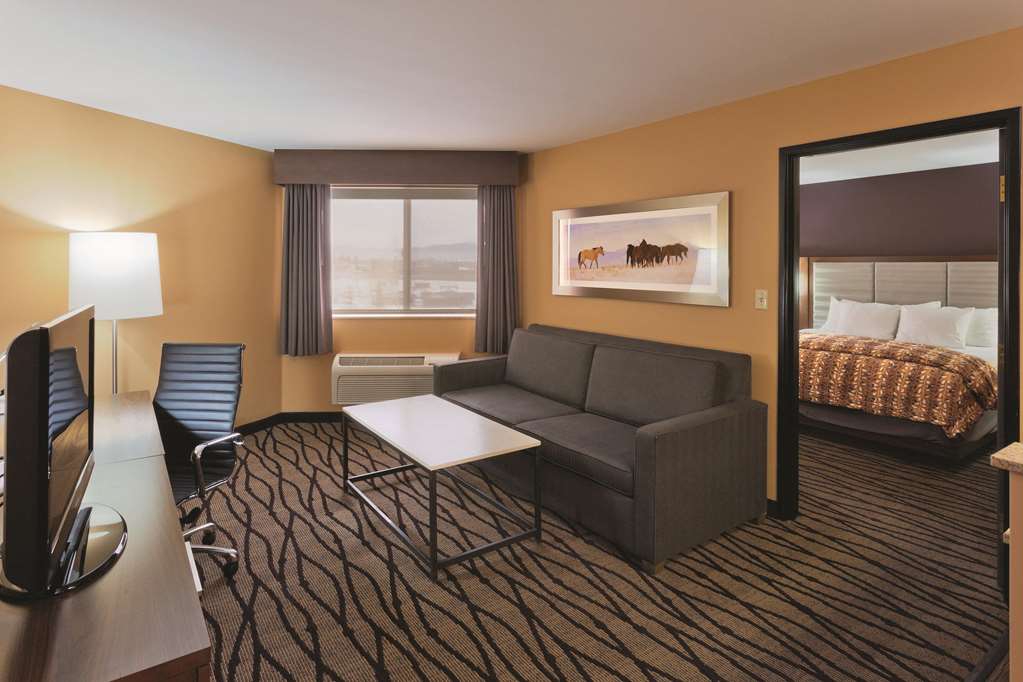 La Quinta Inn & Suites by Wyndham Butte - photo 31