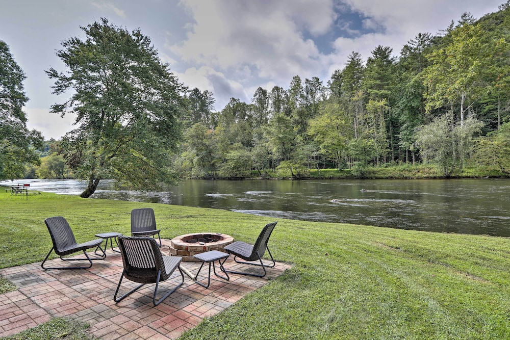 Rivers Edge Ultimate Riverfront Getaway — hotel in Hayesville