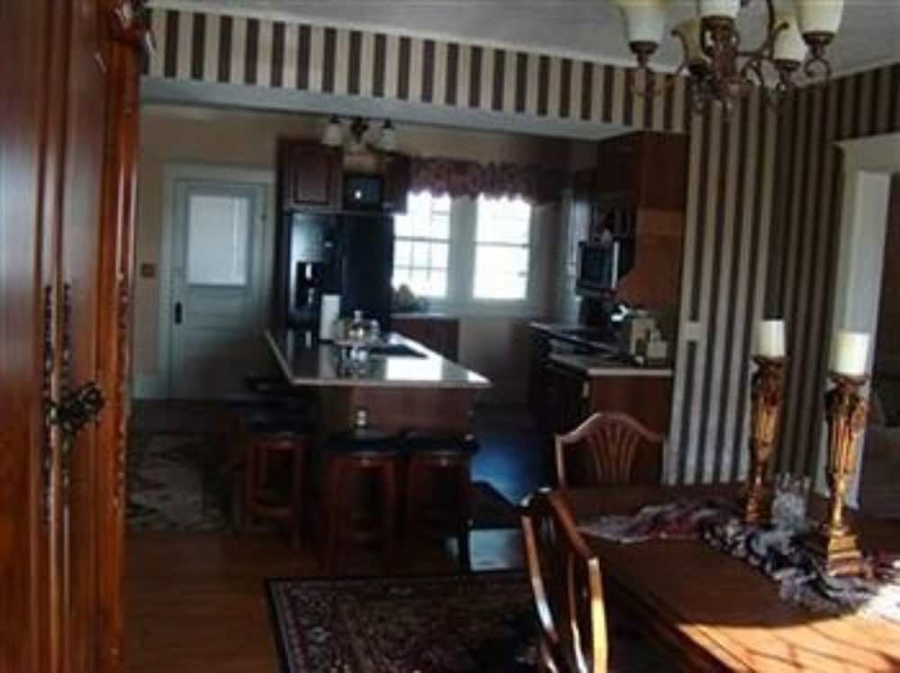 Vintage Charm Bed and Breakfast Hotel - photo 22
