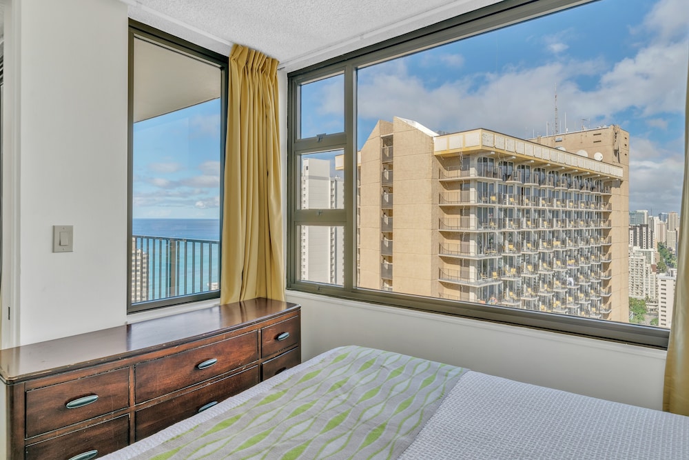 Standard Ocean View Condo 35th floor views Free parking & Wifi by Koko Resort Vacation Rentals Honolulu - photo 7