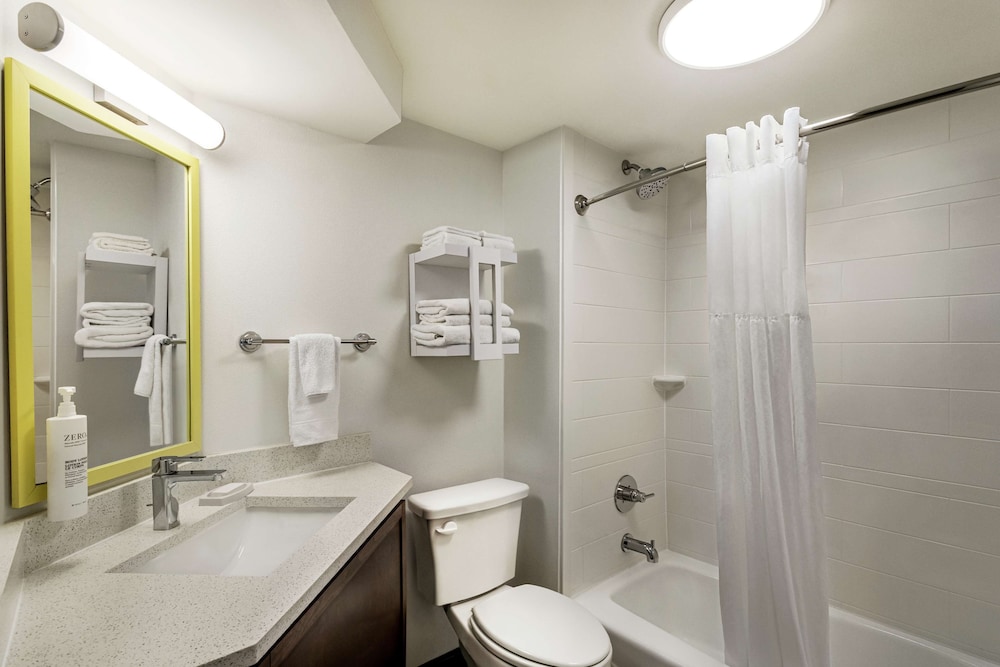 Hampton Inn Kansas City Airport - photo 16