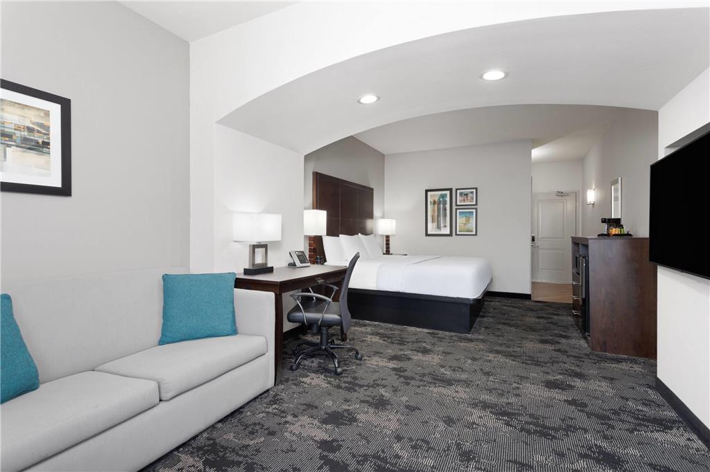 La Quinta Inn & Suites by Wyndham Columbus Edinburgh - photo 24