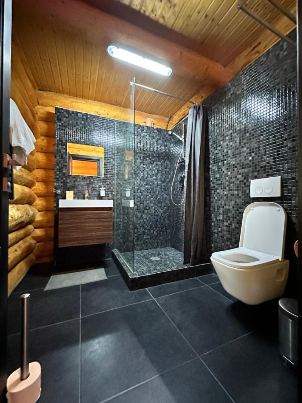 Mountain Lake JBS — hotel in Focsani
