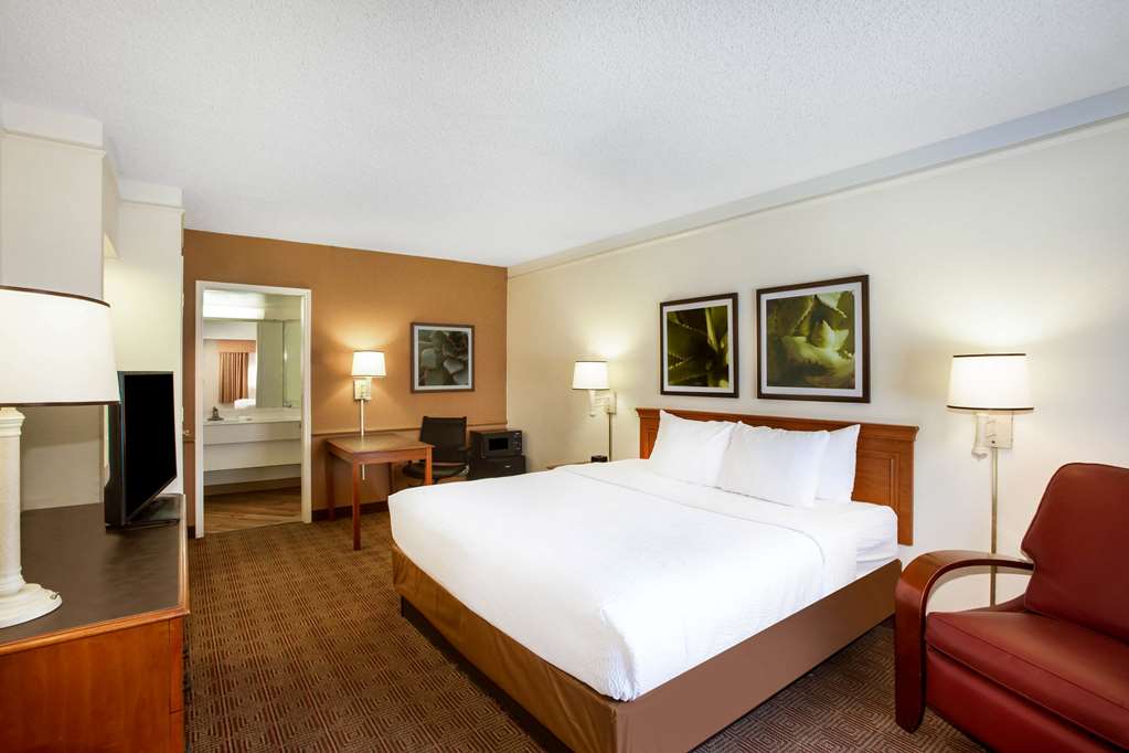 La Quinta Inn by Wyndham Austin Capitol Downtown - photo 16