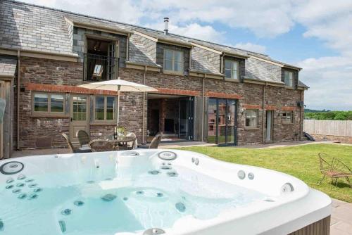 Coed Farm Hot Tub Sleeps 12 Near Brecon in Brecon, United Kingdom