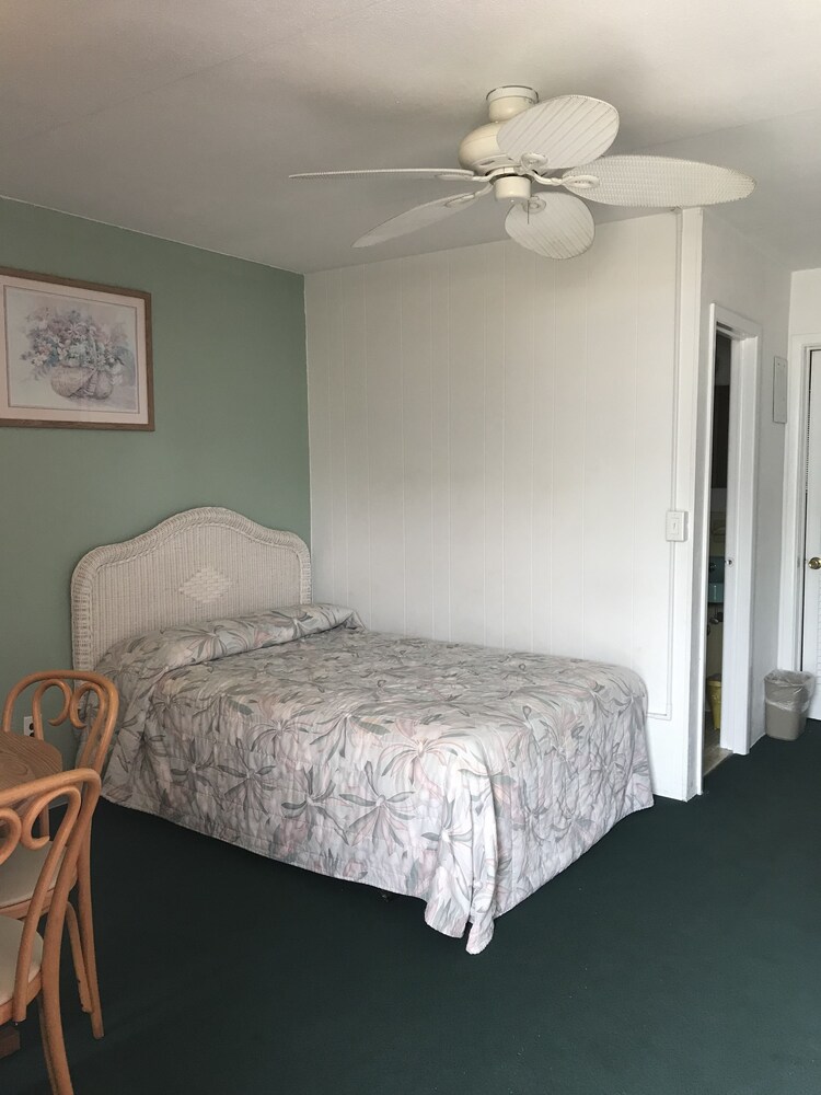 Gold Crest Motel - photo 8
