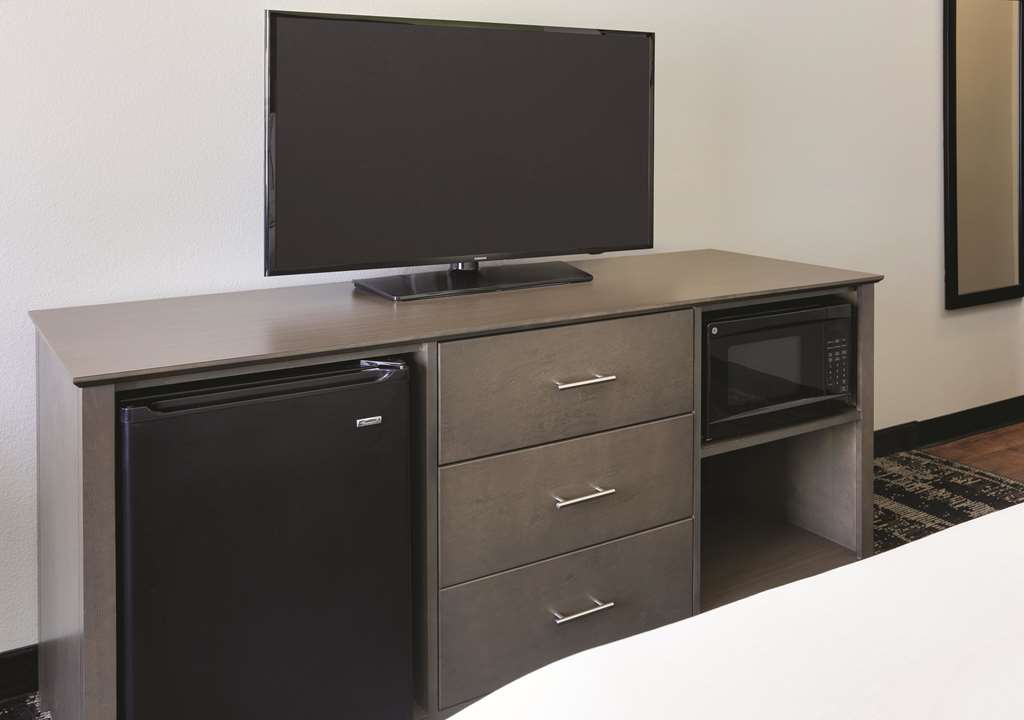 La Quinta Inn & Suites by Wyndham Tyler South - photo 11