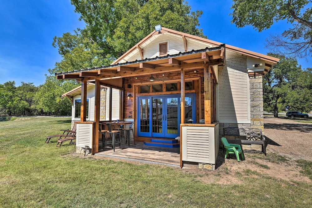 Spacious Glen Rose Home on Paluxy Riverfront — 4-Star Luxury Hotel in Glen Rose, United States