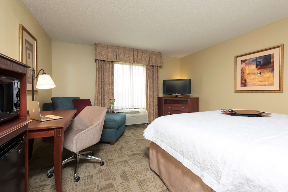 Hampton Inn & Suites Bloomington Normal - photo 13