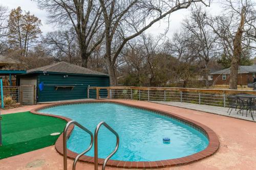 6 Queen Bed Home Near White Rock Pool & Deck — 4-Star Luxury Hotel in Dallas, United States