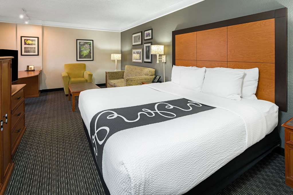 La Quinta Inn & Suites by Wyndham Buena Park - photo 26