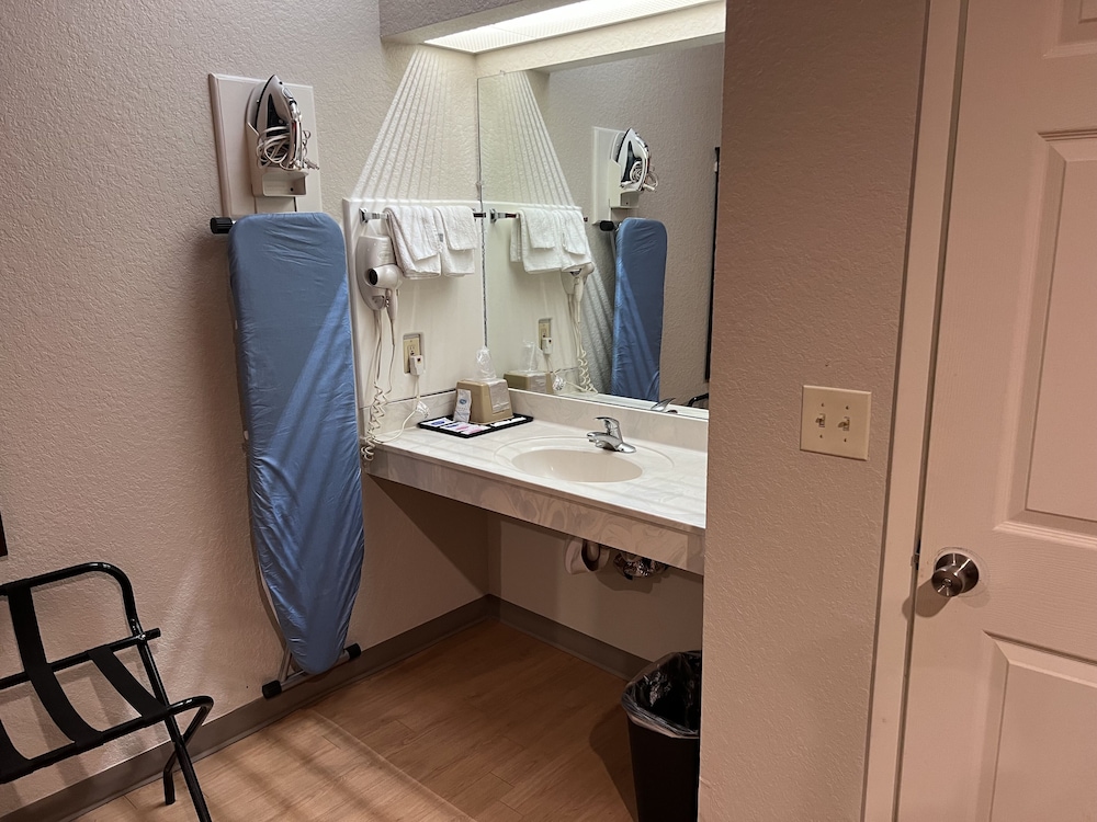 Scott Inn and Suites Houston - photo 3