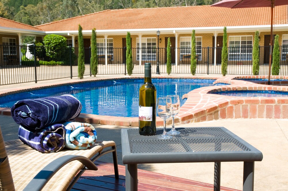 Ovens Valley Motor Inn — 5-Star Luxury Hotel in Bright, Australia