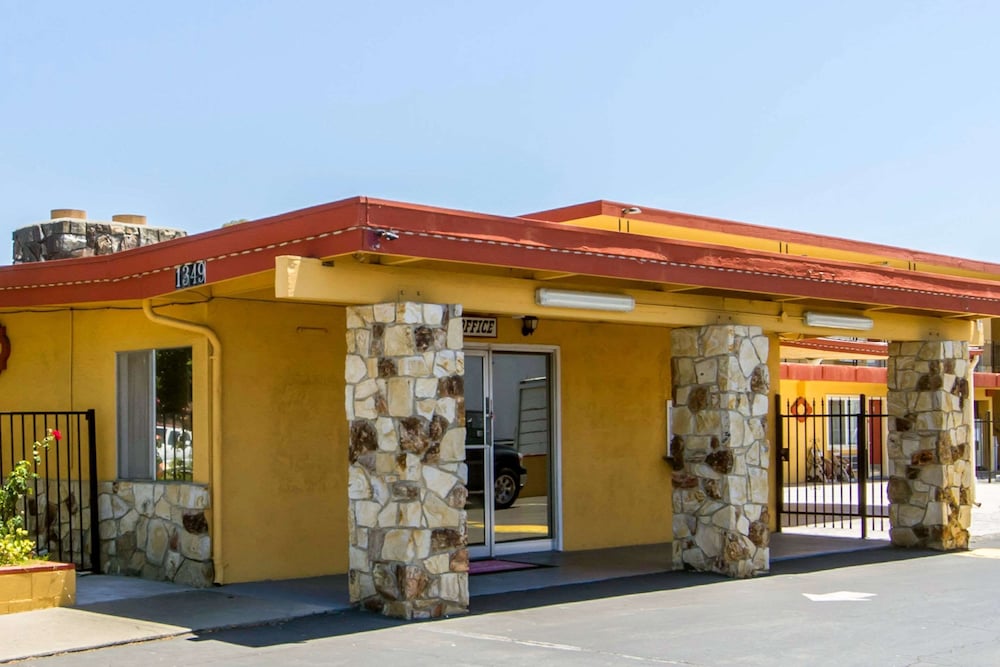 Econo Lodge Fairfield - photo 22