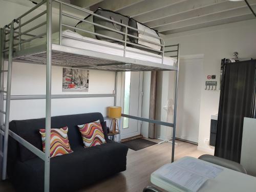 Studio Meuble 1 Piece Entierement Equipe Sans Cloisons Separatives — hotel in Chavagnes-En-Paillers