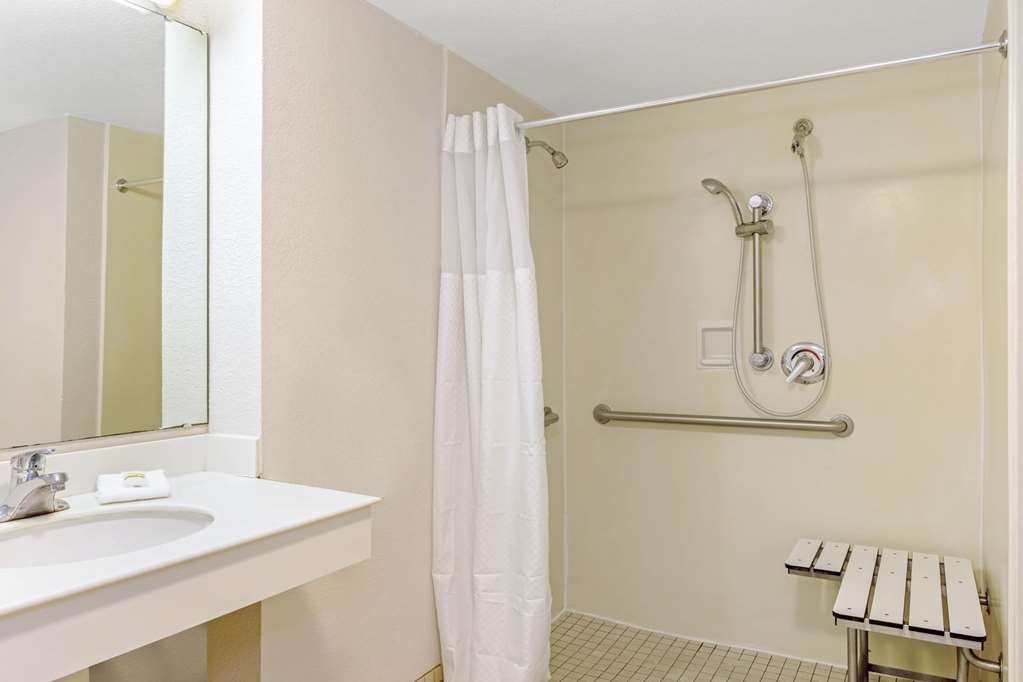 La Quinta Inn by Wyndham Orlando Airport West - photo 19