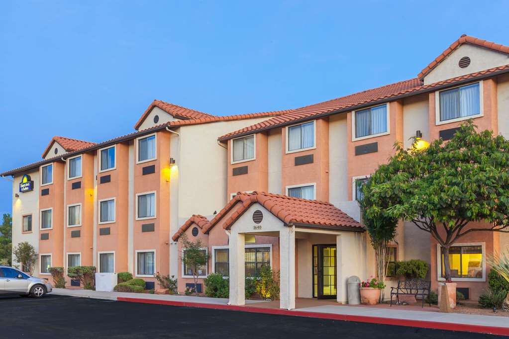Days Inn by Wyndham Camp Verde Arizona - photo 2