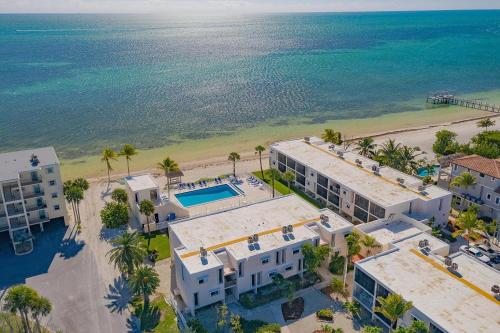Beachfront Condo on Coco Plum Beach — 4-Star Luxury Hotel in Marathon, United States
