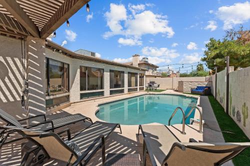 Relaxing 5br W Heated Pool Billiards & Foosball in Glendale, United States
