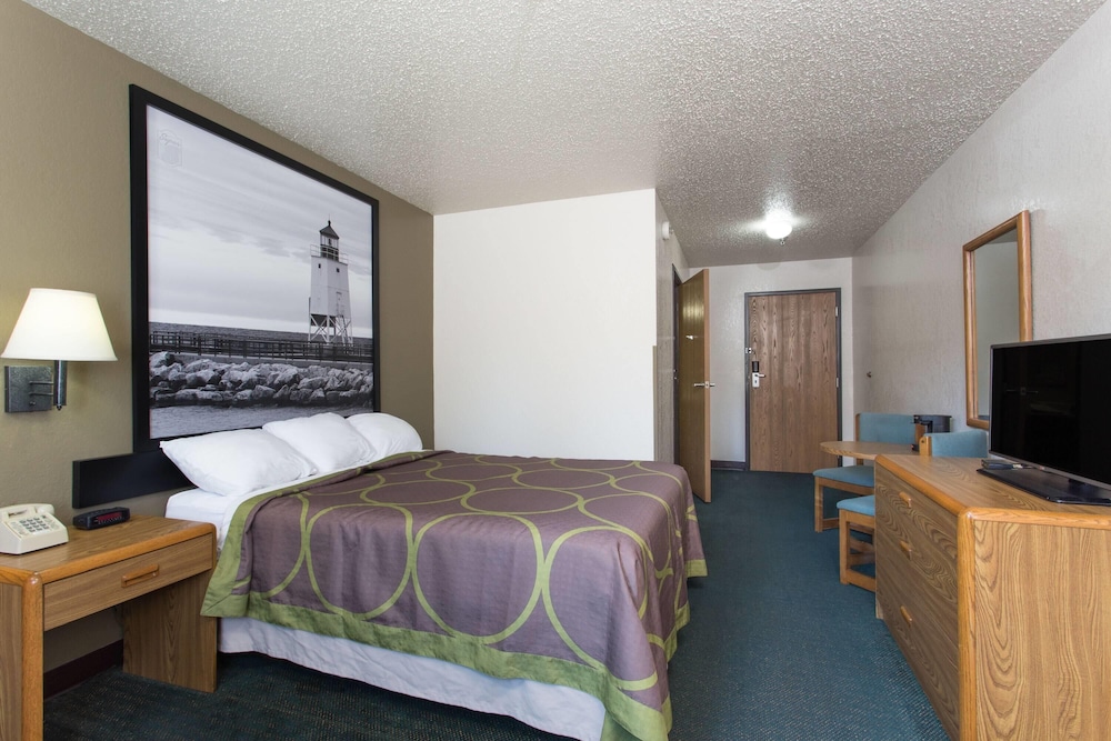 Super 8 by Wyndham Houghton Lake - photo 7