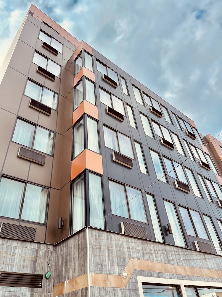 Capital Hotel — hotel in Long Island City