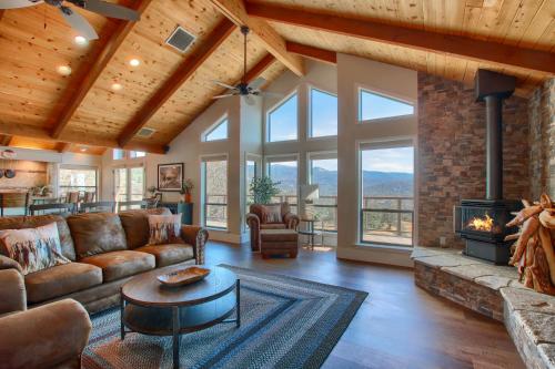 NEW Yosemite Mountain villa stunning views more — 4-Star Luxury Hotel in Oakhurst, United States