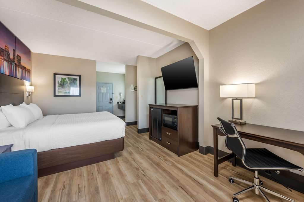 Clarion Pointe Louisville East - photo 10