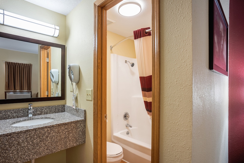 Red Roof Inn Des Moines - photo 22