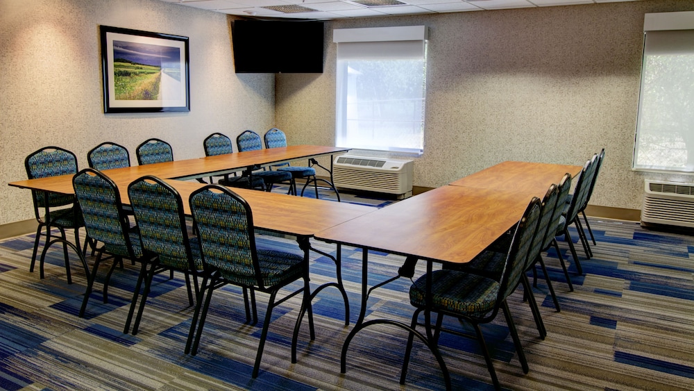 Holiday Inn Express & Suites Sioux City Southern Hills by IHG - photo 84