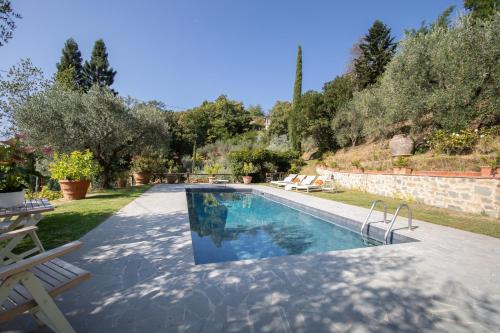 Villa Iris with Swimming Pool — 4-Star Luxury Hotel in Capannori, Italy