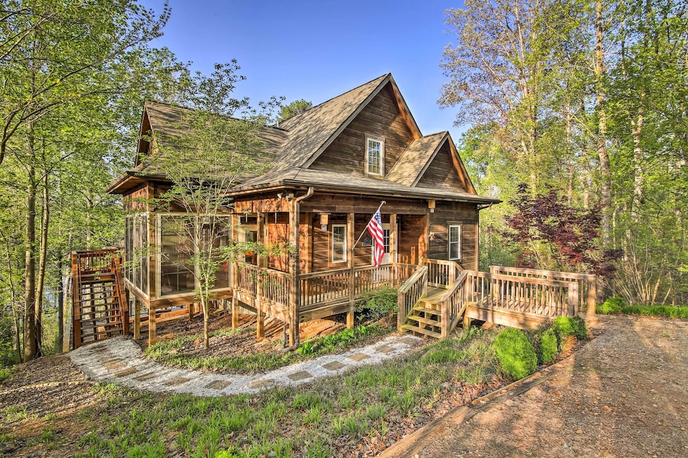 Lakefront South Carolina Abode with Deck and Boat Dock — 4-Star Luxury Hotel in Toccoa, United States
