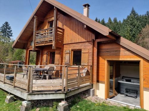 Le chalet des Broches jacuzzi — 4-Star Luxury Hotel in Xonrupt-Longemer, France