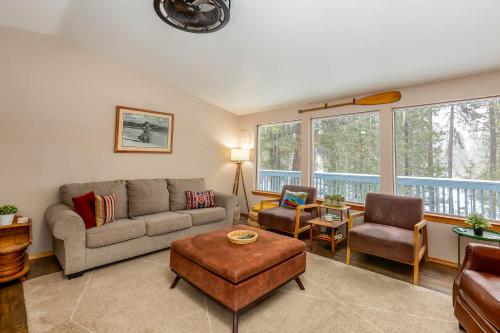 River Run Getaway Private Dock Pet Friendly Kayaks in Bend, United States