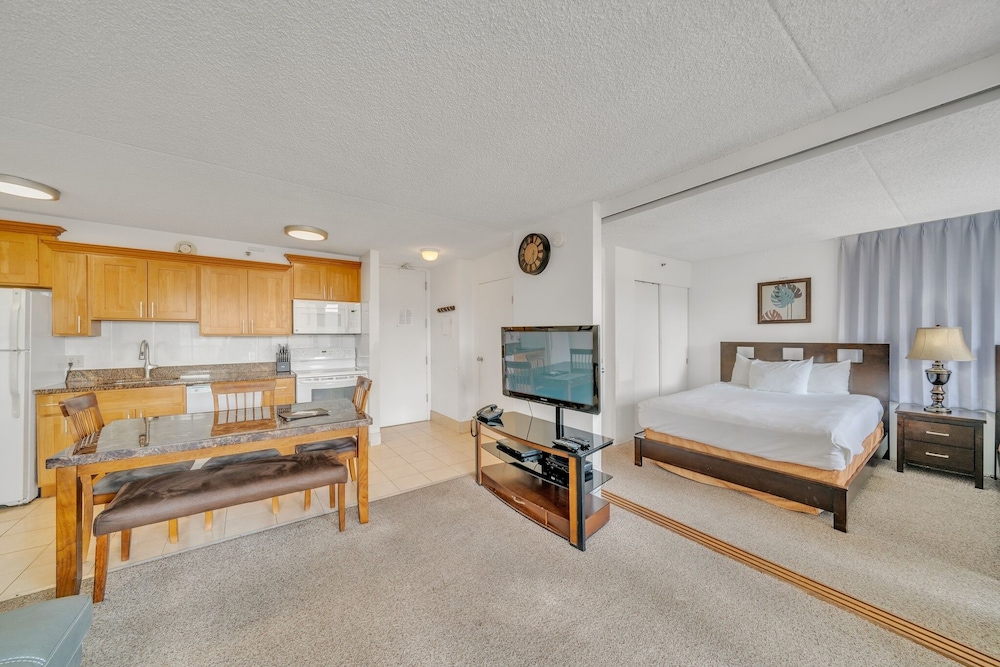 Waikiki Banyan High Level Condo with Private Lanai by Koko Resort Vacation Rentals - photo 7