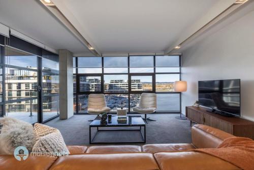 Modern 2 Bdrm Apt with Water Views 2x Car Spots — 4-Star Luxury Hotel in Canberra, Australia
