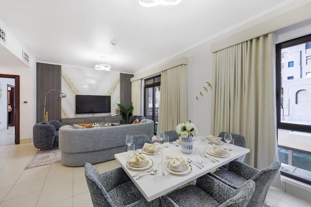 Durrani Homes Zaafaran Luxe Stay Iconic Burj View — 4-Star Luxury Hotel in Dubai, United Arab Emirates