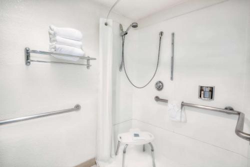 Hawthorn Suites by Wyndham Sacramento - photo 18